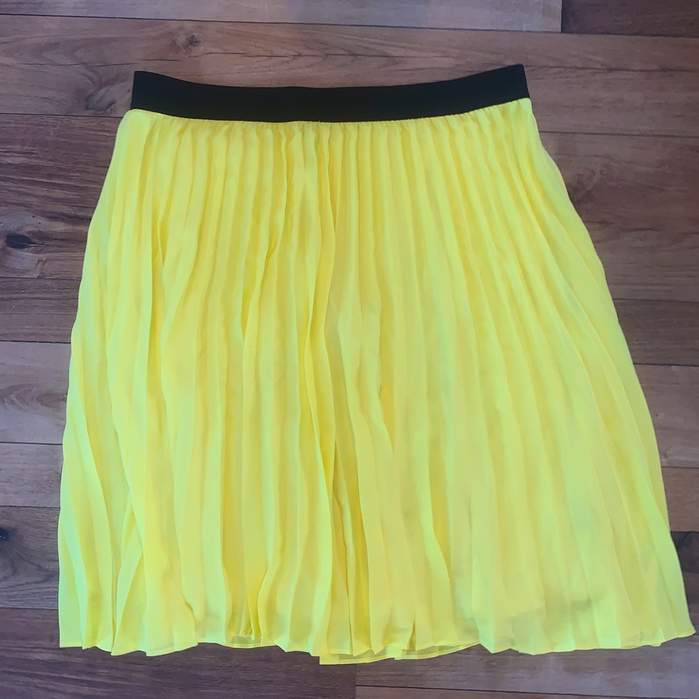 Worthington yellow pleated skirt